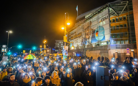 In mehreren Städten demonstrierten Tausende gegen eine Bundestagsabstimmung der Union mit der AfD. (Archivbild) - Foto: Christoph Soeder/dpa