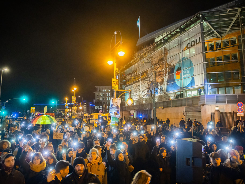 In mehreren Städten demonstrierten Tausende gegen eine Bundestagsabstimmung der Union mit der AfD. (Archivbild) - Foto: Christoph Soeder/dpa