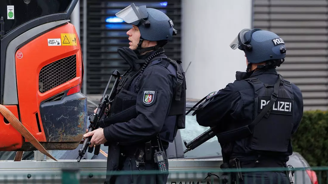 Nach den Schüssen in der Nähe des Landgerichts Bielefeld ermittelt die Polizei zu den Hintergründen. - Bild: Friso Gentsch/dpa