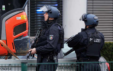 Nach den Schüssen in der Nähe des Landgerichts Bielefeld ermittelt die Polizei zu den Hintergründen. - Foto: Friso Gentsch/dpa