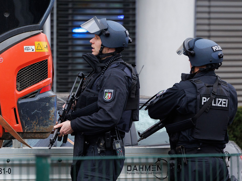 Schwer bewaffnet und geschützt: Nach den Schüssen sind auch zahlreiche Polizisten vor Ort - Foto: Friso Gentsch/dpa