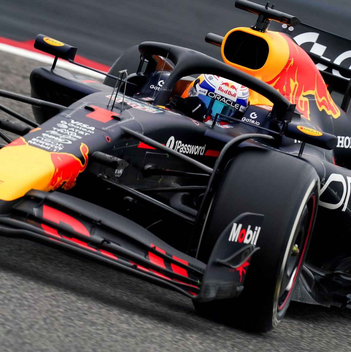 Nicht Hamilton, sondern sein Teamkollege ist erstmal der Schnellste.  - Foto: David Davies/PA Wire/dpa