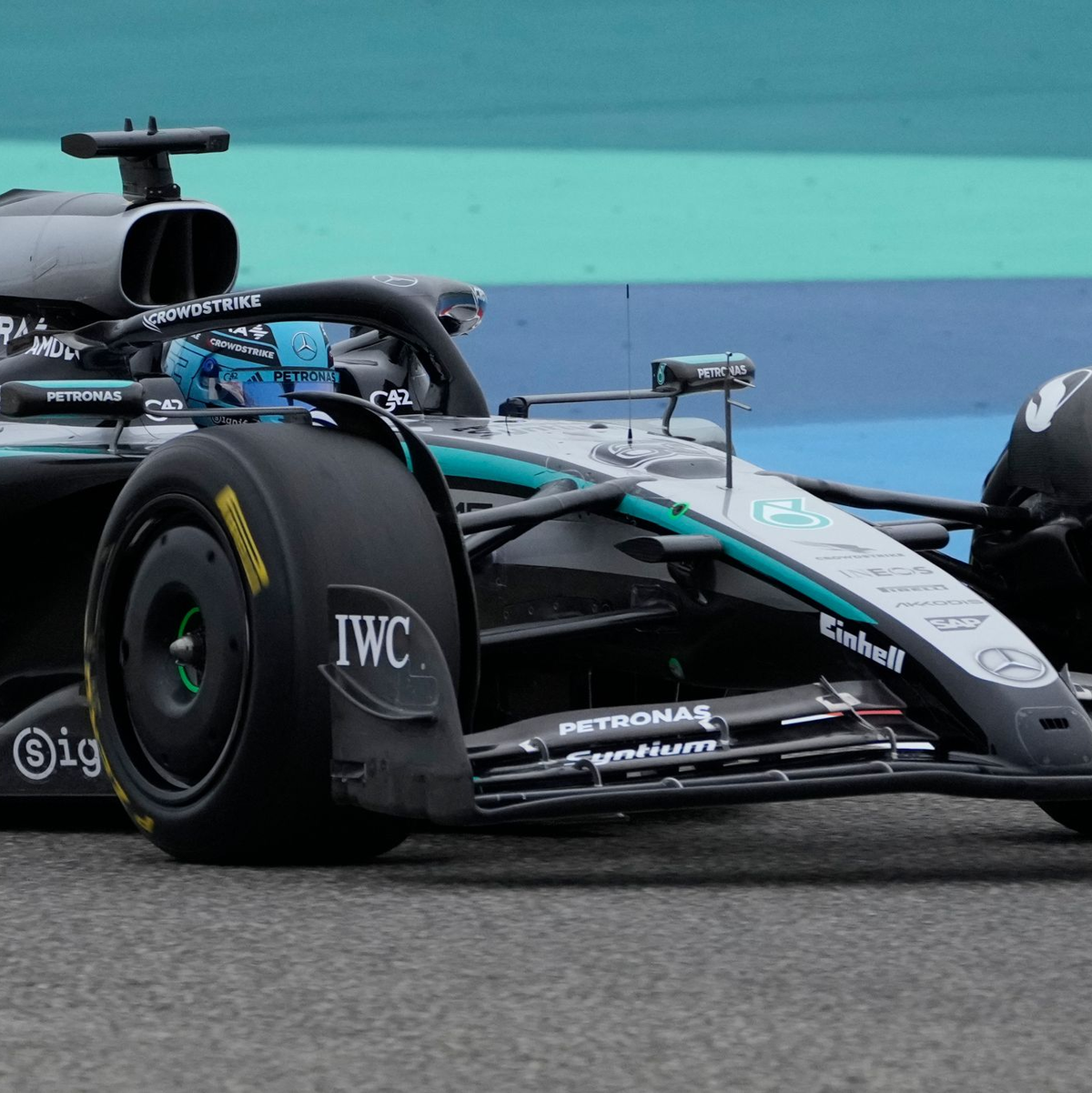 Am Morgen ist ein Teamkollege der Schnellste, am Nachmittag fährt auch Russell ganz vorn mit. - Foto: Darko Bandic/AP/dpa