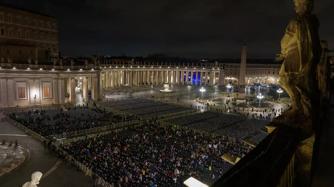 Auf dem Petersplatz wird nun jeden Abend der Rosenkranz für Franziskus gelesen. - Bild: Bernat Armangue/AP/dpa