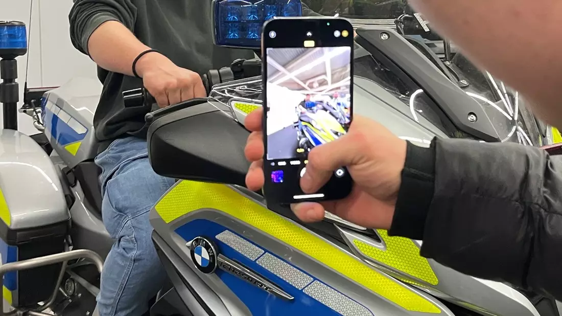 POL-DO: Volle Drehzahl auf der Motorradmesse: Mensch und Maschine im Mittelpunkt am Stand der Polizei - Bild: presseportal.de