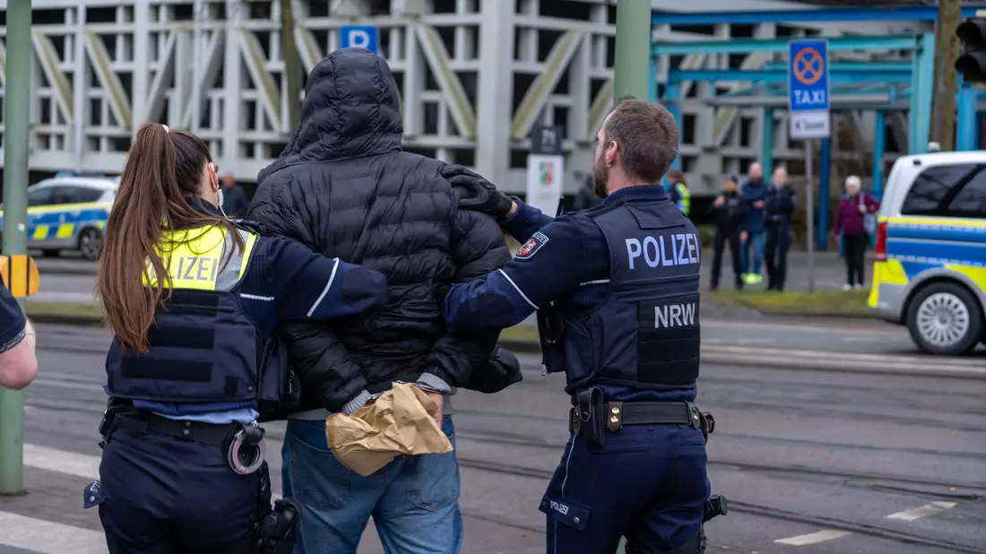Vor Ort waren nach den Schüssen zwei Personen festgenommen worden. - Bild: Christian Mathiesen/dpa