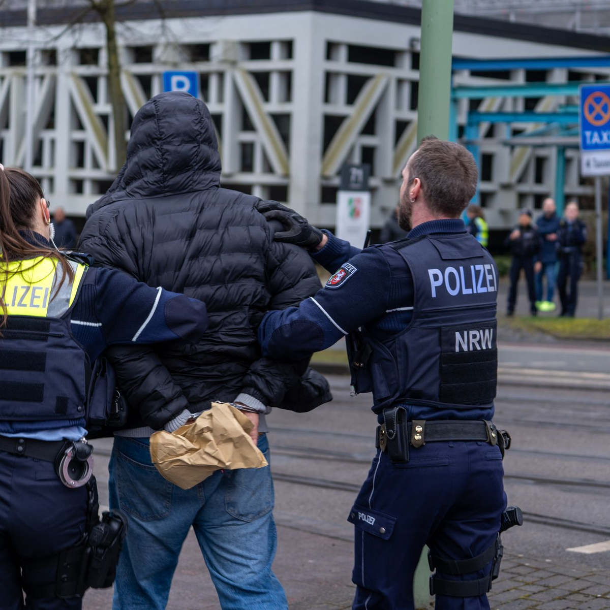 Vor Ort waren nach den Schüssen zwei Personen festgenommen worden. - Foto: Christian Mathiesen/dpa