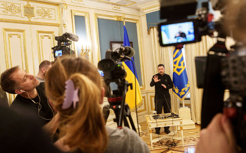 Viel wurde ĂŒber ein zukĂŒnftiges Rohstoff-Abkommen zwischen den USA und der Ukraine spekuliert, doch geht es Selenskyj zufolge erst einmal nur um ein Rahmenabkommen. - Foto: Evgeniy Maloletka/AP/dpa Viel wurde ĂŒber ein zukĂŒnftiges Rohstoff-Abkommen zwischen den USA und der Ukraine spekuliert, doch geht es Selenskyj zufolge erst einmal nur um ein Rahmenabkommen. - Foto: Evgeniy Maloletka/AP/dpa