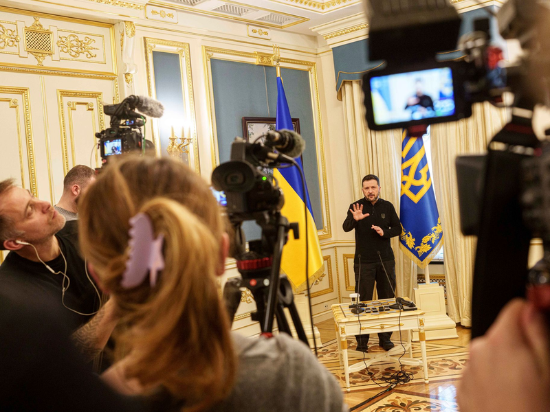 Viel wurde über ein zukünftiges Rohstoff-Abkommen zwischen den USA und der Ukraine spekuliert, doch geht es Selenskyj zufolge erst einmal nur um ein Rahmenabkommen.  - Foto: Evgeniy Maloletka/AP/dpa