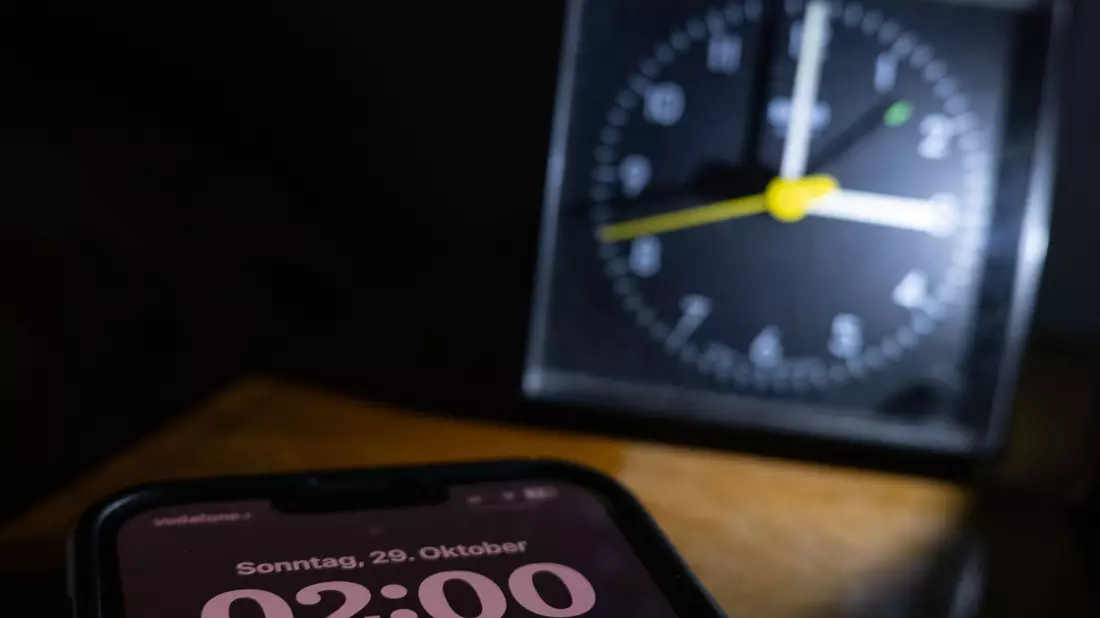 Viele ärgert es: Wieder einmal wird die Uhr umgestellt. (Symbolbild)  - Bild: Sebastian Gollnow/dpa