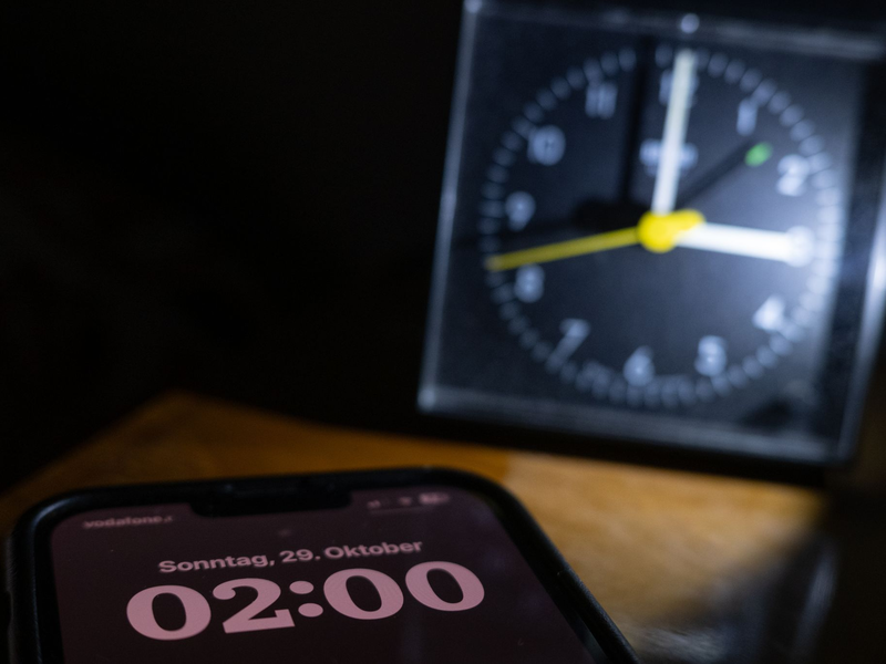Viele ärgert es: Wieder einmal wird die Uhr umgestellt. (Symbolbild)  - Foto: Sebastian Gollnow/dpa