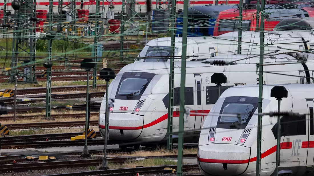 Die Bahn richtet einen neuen Direktzug von Nord nach Süd ein. (Archivbild) - Bild: Christian Charisius/dpa