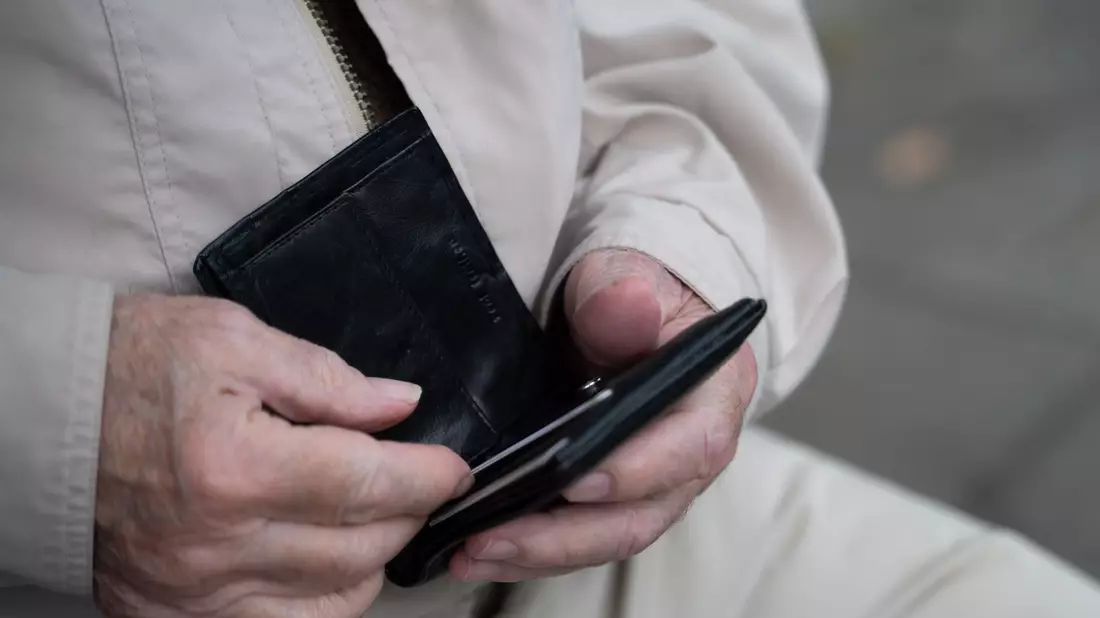 Bei vielen Rentnerinnen und Rentner wandert weniger Geld aufs Konto. (Symbolbild) - Bild: Alicia Windzio/dpa