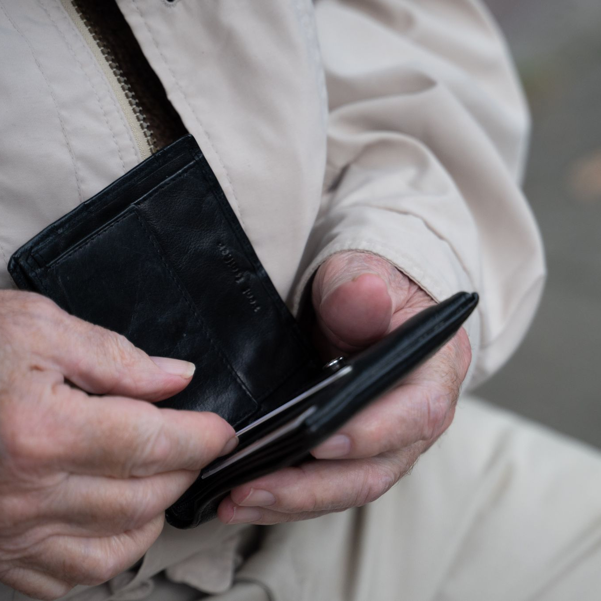 Bei vielen Rentnerinnen und Rentner wandert weniger Geld aufs Konto. (Symbolbild) - Foto: Alicia Windzio/dpa