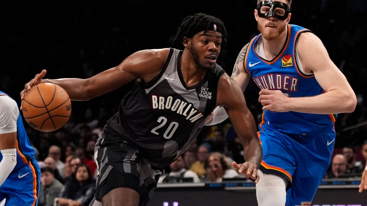 Isaiah Hartenstein (re.) spielte beim Sieg der Oklahoma City Thunder mit Gesichtsmaske. - Foto: Frank Franklin II/AP/dpa