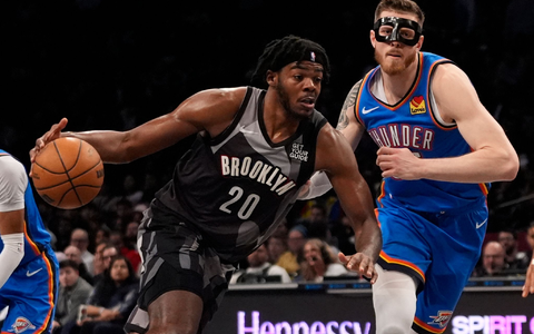 Isaiah Hartenstein (re.) spielte beim Sieg der Oklahoma City Thunder mit Gesichtsmaske. - Foto: Frank Franklin II/AP/dpa