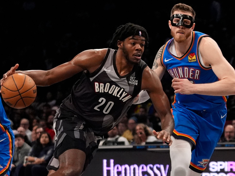 Isaiah Hartenstein (re.) spielte beim Sieg der Oklahoma City Thunder mit Gesichtsmaske. - Foto: Frank Franklin II/AP/dpa