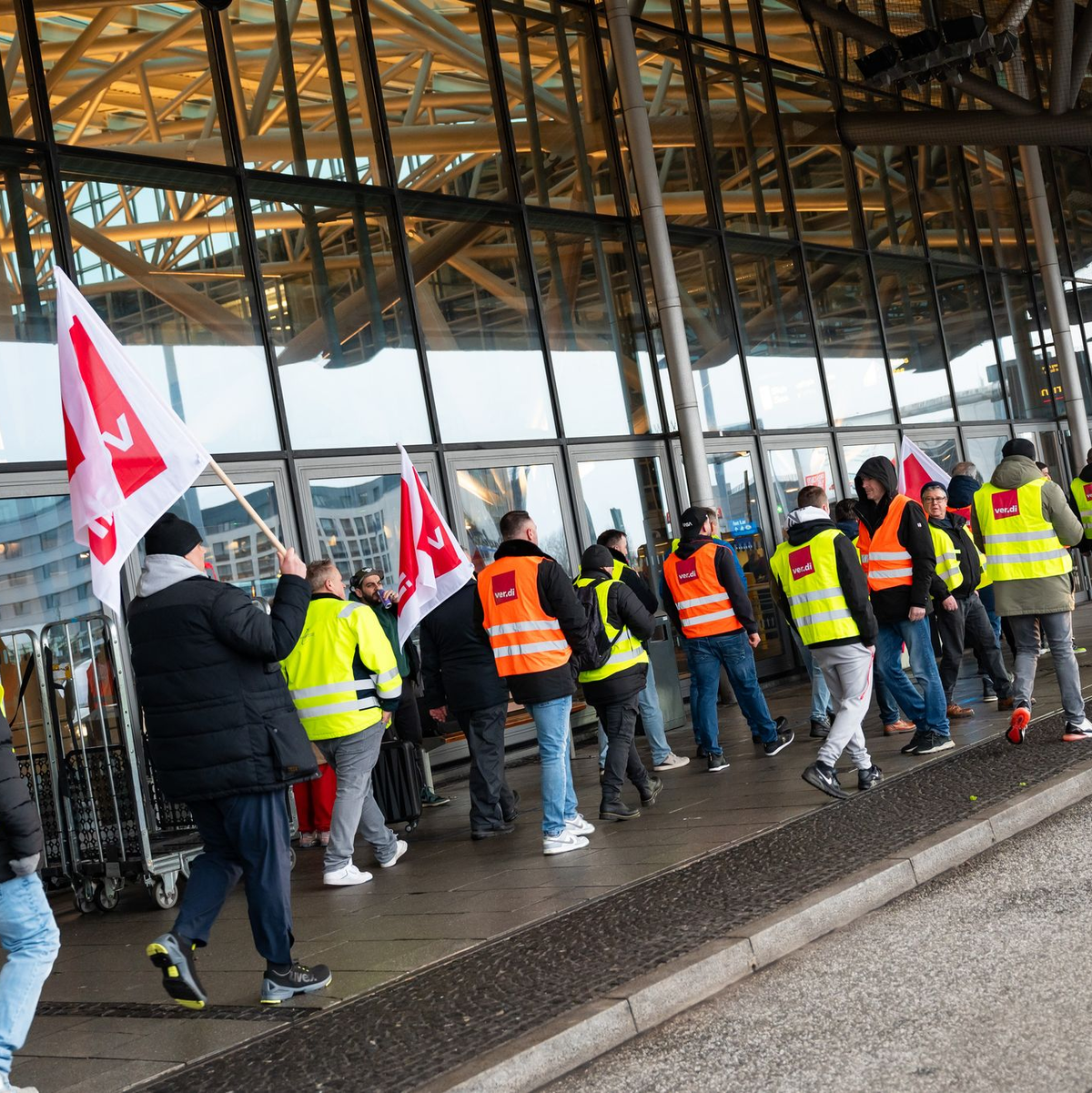 Streikende demonstrieren am Morgen am Flughafen Hamburg.  - Foto: Jonas Walzberg/dpa