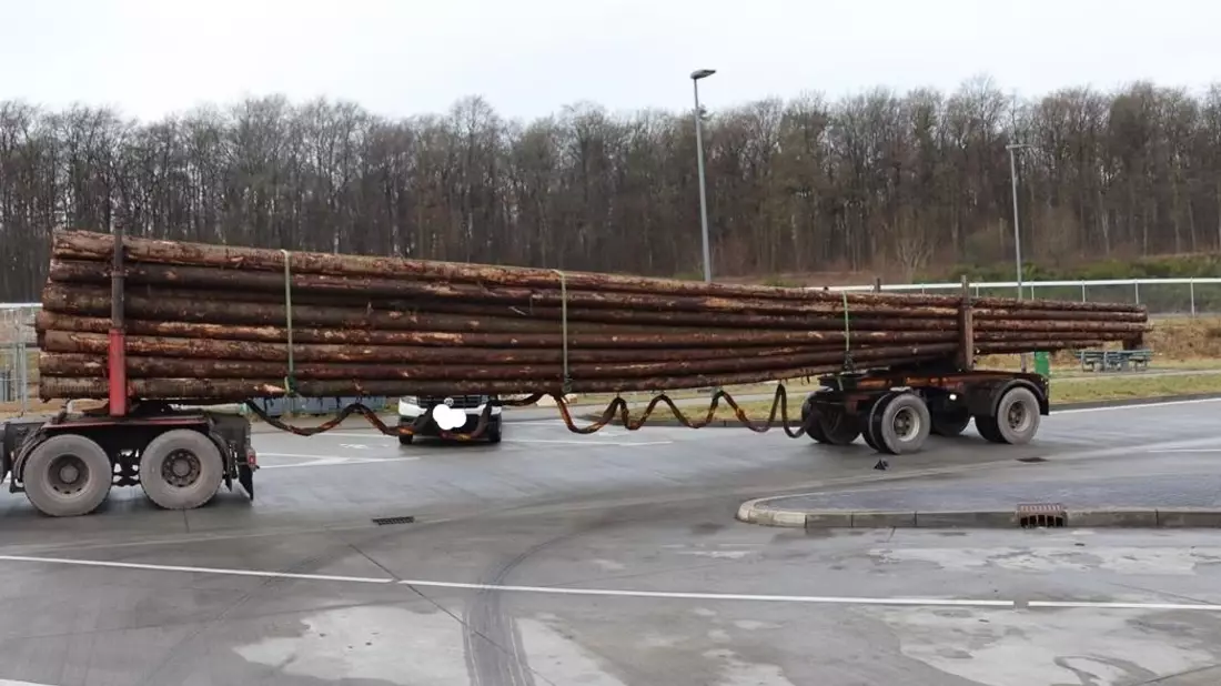 POL-PPTR: Kein Rückgang bei Überladungen - Holztransport 15 Tonnen zu schwer und Sattelzug zudem zu lang - Bild: presseportal.de