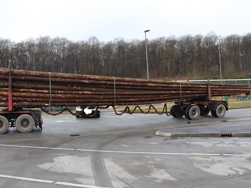 POL-PPTR: Kein Rückgang bei Überladungen - Holztransport 15 Tonnen zu schwer und Sattelzug zudem zu lang - Foto: presseportal.de