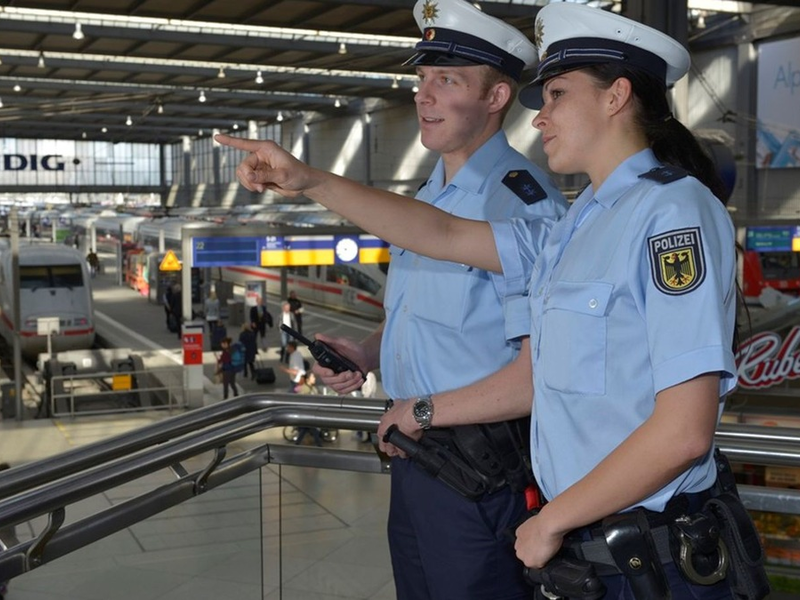 Bundespolizeidirektion München: Alkoholisierte Hundebesitzerin greift Beamte an - Foto: presseportal.de