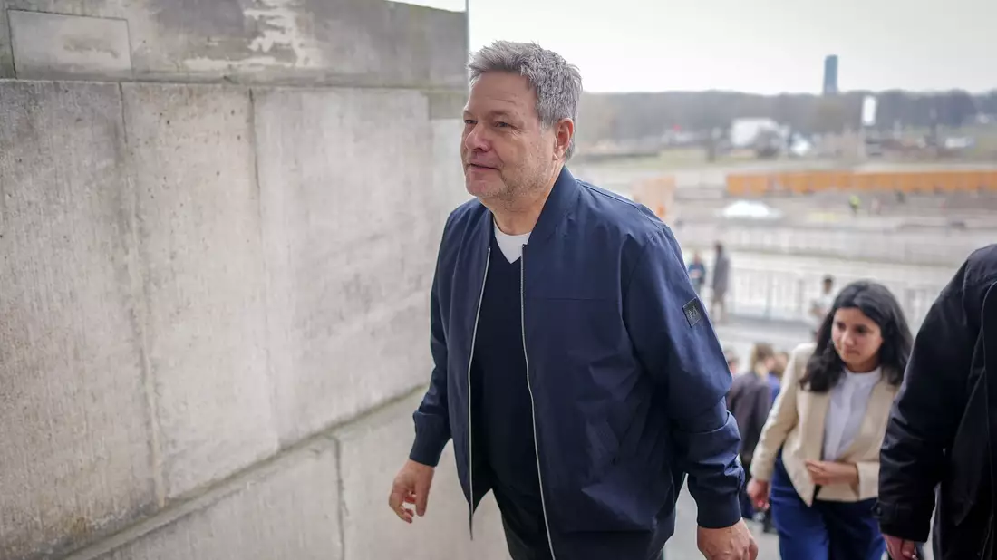 Bundeswirtschaftsminister Robert Habeck und Misbah Khan, Grünen-Abgeordnete aus Rheinland-Pfalz, gehen zur Sitzung ihrer Fraktion.  - Bild: Kay Nietfeld/dpa