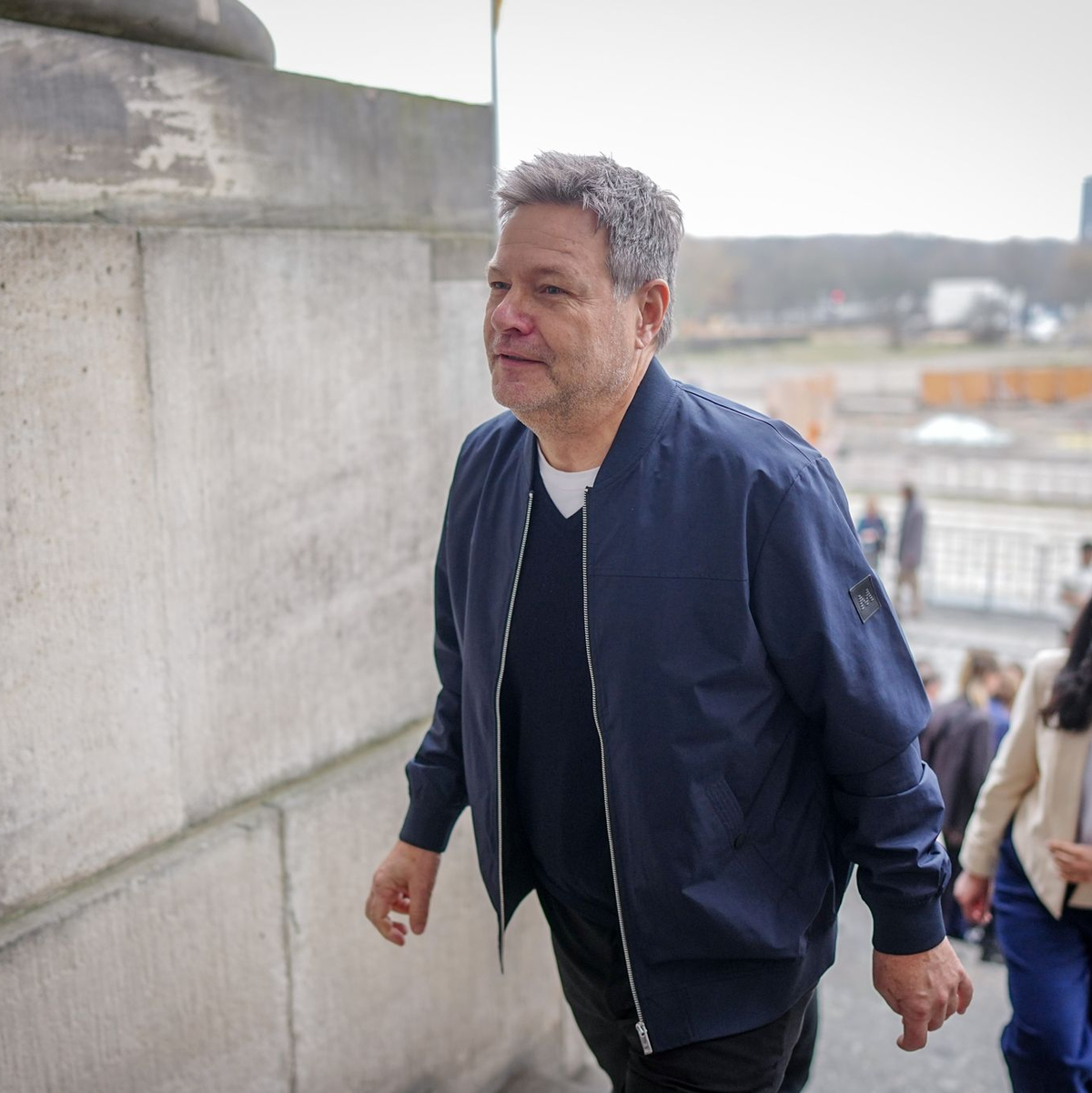 Bundeswirtschaftsminister Robert Habeck und Misbah Khan, Grünen-Abgeordnete aus Rheinland-Pfalz, gehen zur Sitzung ihrer Fraktion.  - Foto: Kay Nietfeld/dpa