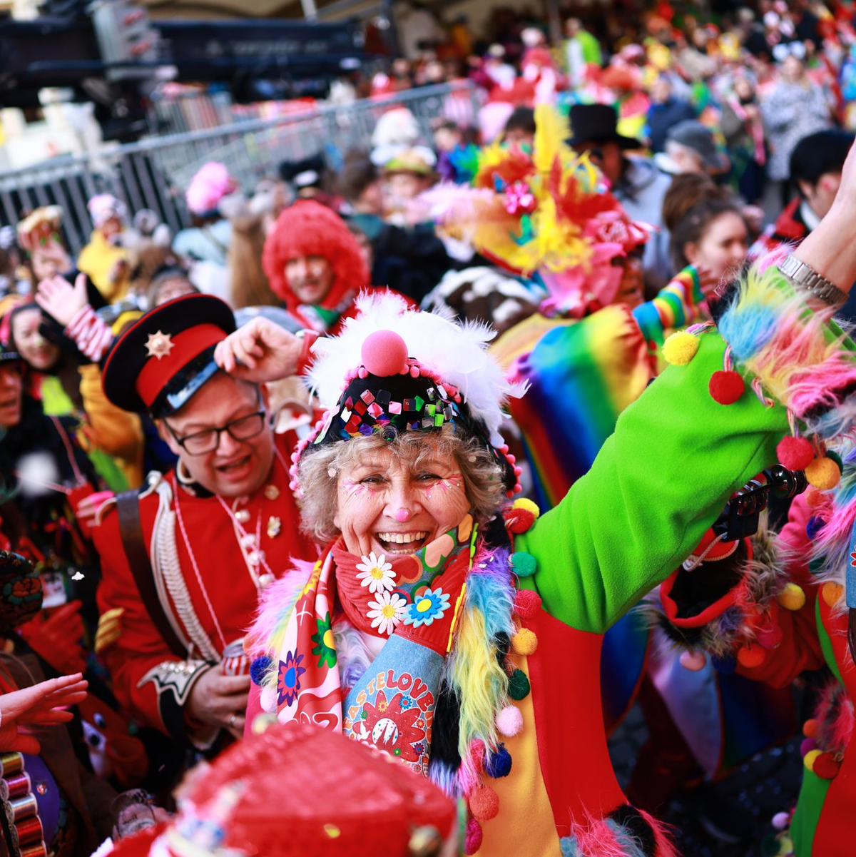 Lampenschirmkostüme überragen in Köln die Ordnung schaffende Polizisten. (Archivbild). - Foto: Rolf Vennenbernd/dpa