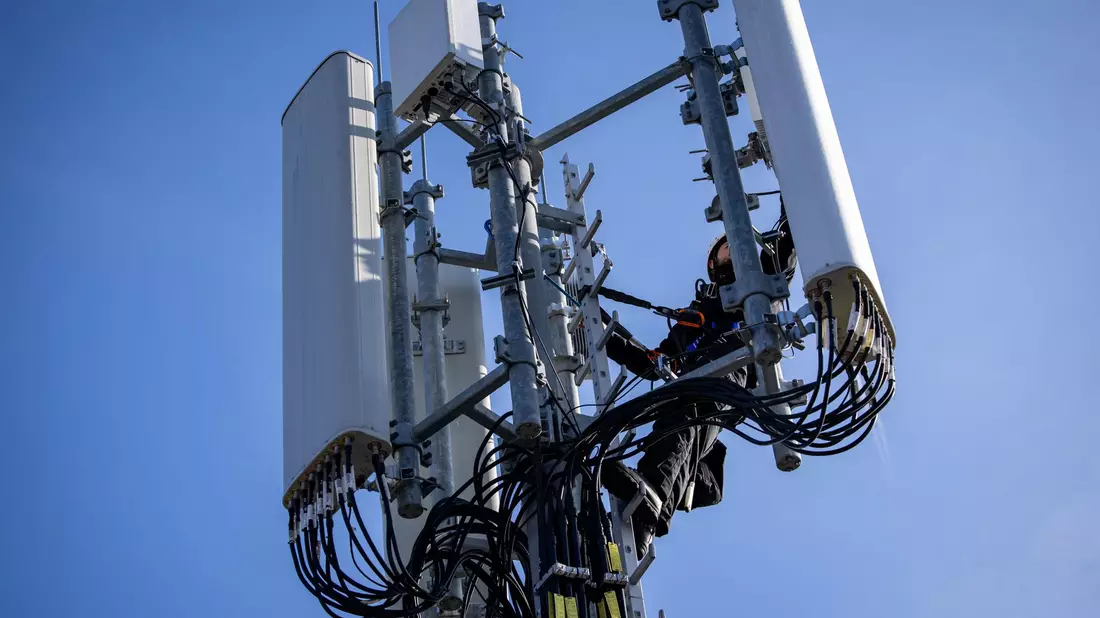 Ein Techniker führt Reparaturarbeiten an 5G-Antennen durch. - Bild: Daniel Karmann/dpa