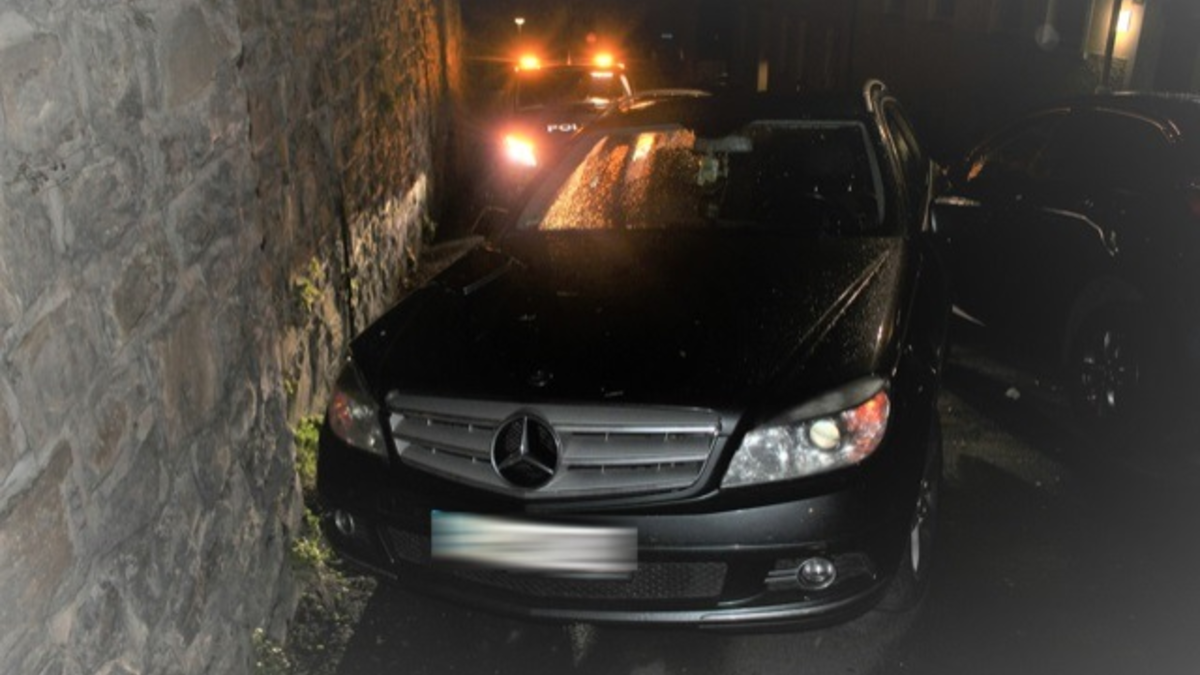 POL-HA: Mercedes bleibt nach Unfall zwischen einer Mauer und einem geparkten Auto stecken - Foto: presseportal.de