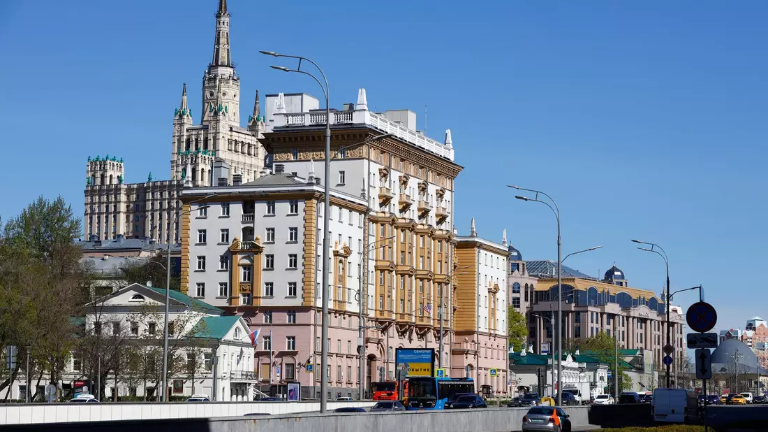 Der Altbau der US-Botschaft in Moskau ist ein beeindruckendes Gebäude im Stil des sowjetischen Klassizismus. (Archivbild) - Bild: Alexander Zemlianichenko/AP/dpa