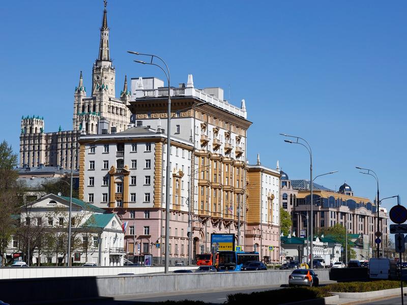 Der Altbau der US-Botschaft in Moskau ist ein beeindruckendes Gebäude im Stil des sowjetischen Klassizismus. (Archivbild) - Foto: Alexander Zemlianichenko/AP/dpa
