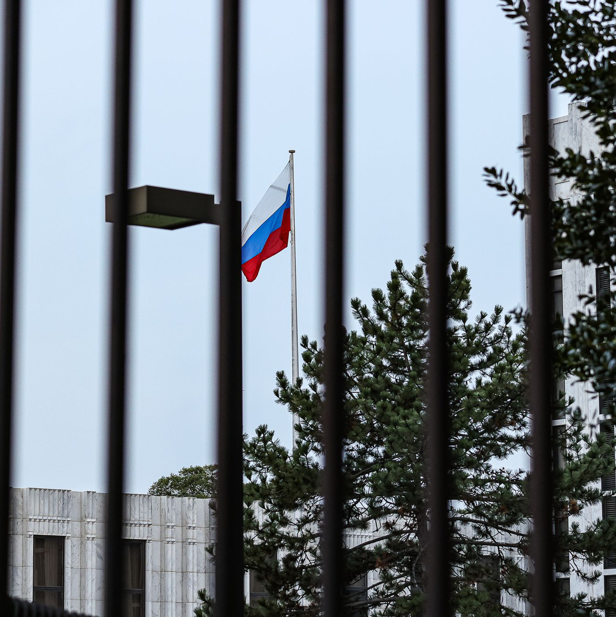 Auch die Botschaft Russlands in Washington arbeitete zuletzt mit Minimalbesetzung. (Archivbild) - Foto: Valerie Plesch/dpa