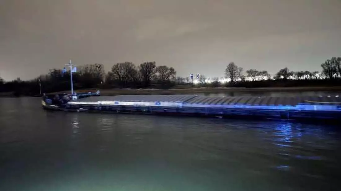 POL-DU: Friemersheim: Schiff fährt sich im Rhein fest - Bild: presseportal.de