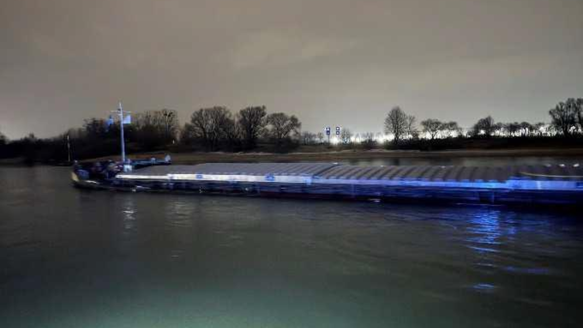 POL-DU: Friemersheim: Schiff fährt sich im Rhein fest - Foto: presseportal.de