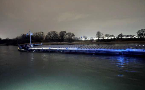 POL-DU: Friemersheim: Schiff fährt sich im Rhein fest - Foto: presseportal.de