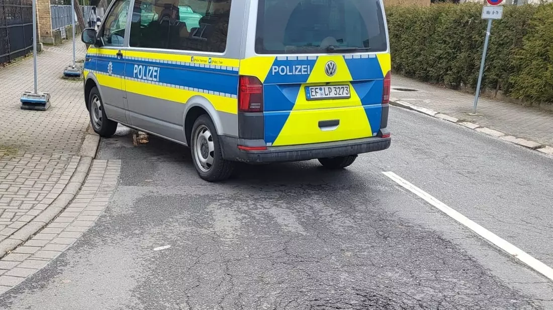 LPI-NDH: Ergänzungsmeldung: Erdloch im Kreuzungsbereich - Bild: presseportal.de