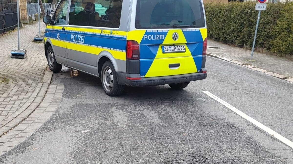 LPI-NDH: Ergänzungsmeldung: Erdloch im Kreuzungsbereich - Foto: presseportal.de