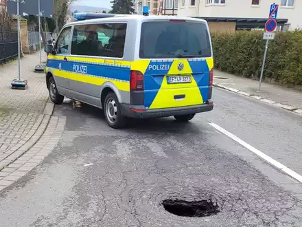 LPI-NDH: Ergänzungsmeldung: Erdloch im Kreuzungsbereich - Foto: presseportal.de