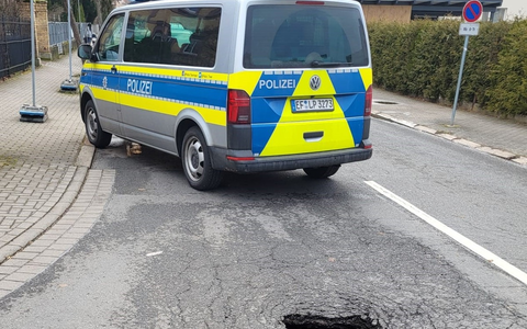 LPI-NDH: Ergänzungsmeldung: Erdloch im Kreuzungsbereich - Foto: presseportal.de