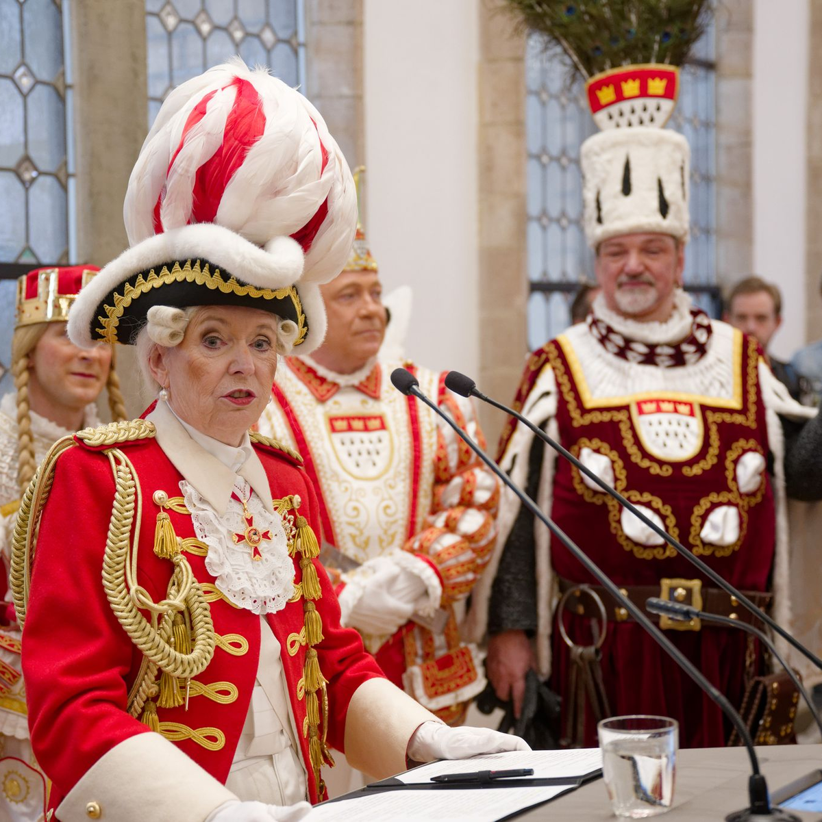 Der Kölner Karneval zieht auch viele Besucher aus dem Ausland an - hier eine Gruppe von Niederländern. - Foto: Henning Kaiser/dpa