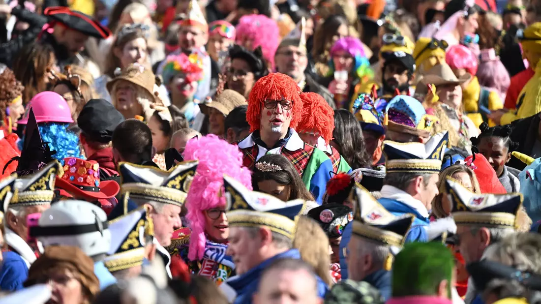 In Düsseldorf hat der Straßenkarneval begonnen. - Bild: Federico Gambarini/dpa