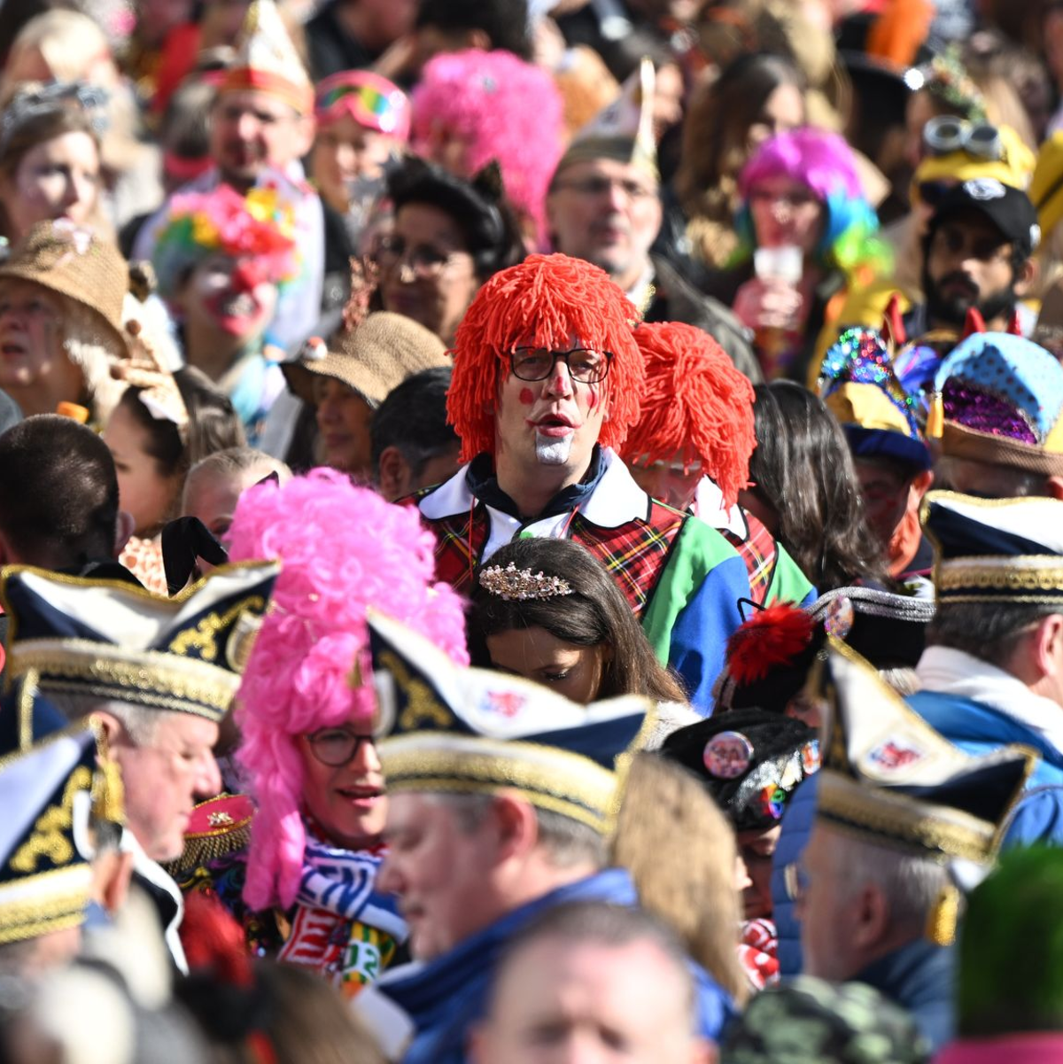 In Düsseldorf hat der Straßenkarneval begonnen. - Foto: Federico Gambarini/dpa