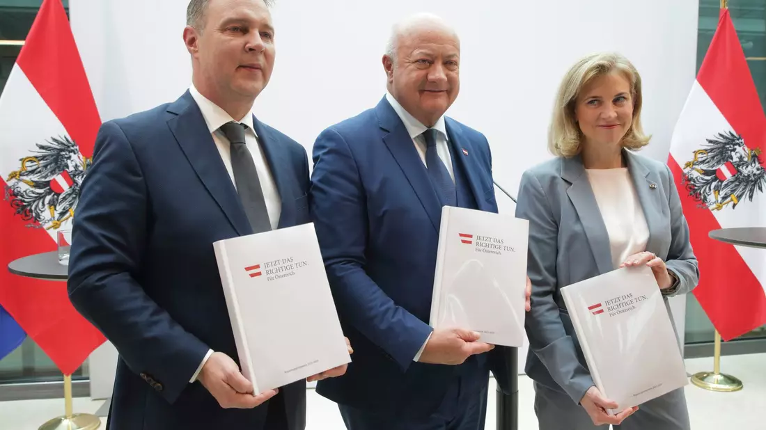 Die neue Dreier-Koalition in Österreich hat ein 200-seitiges Arbeitsprogramm vorgelegt. - Bild: Heinz-Peter Bader/AP/dpa