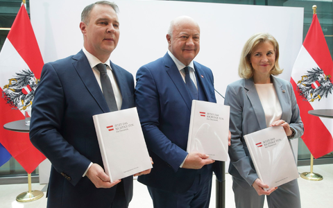 Die neue Dreier-Koalition in Österreich hat ein 200-seitiges Arbeitsprogramm vorgelegt. - Foto: Heinz-Peter Bader/AP/dpa