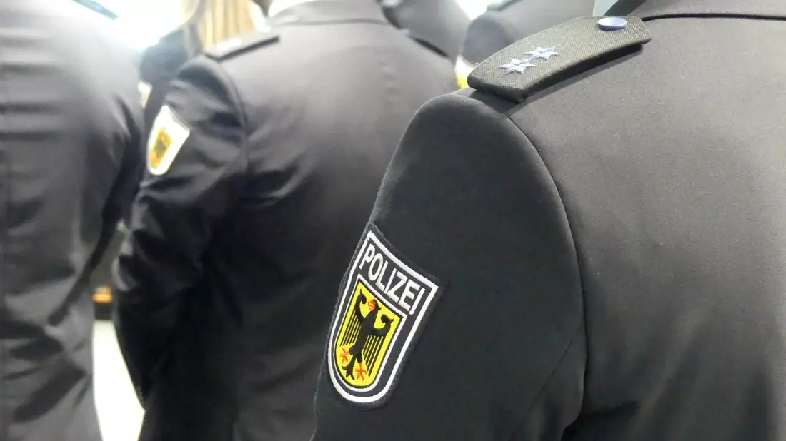 BPOL NRW: Verstärkung bei der Bundespolizei am Flughafen Düsseldorf - 27 neue Bundespolizistinnen und Bundespolizisten vereidigt - Bild: presseportal.de