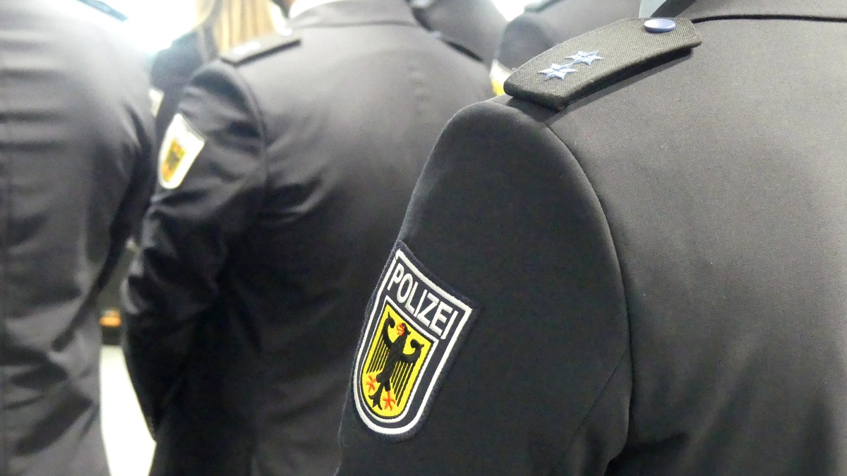 BPOL NRW: Verstärkung bei der Bundespolizei am Flughafen Düsseldorf - 27 neue Bundespolizistinnen und Bundespolizisten vereidigt - Foto: presseportal.de