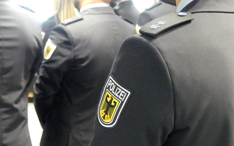BPOL NRW: Verstärkung bei der Bundespolizei am Flughafen Düsseldorf - 27 neue Bundespolizistinnen und Bundespolizisten vereidigt - Foto: presseportal.de BPOL NRW: Verstärkung bei der Bundespolizei am Flughafen Düsseldorf - 27 neue Bundespolizistinnen und Bundespolizisten vereidigt - Foto: presseportal.de