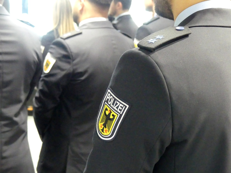 BPOL NRW: Verstärkung bei der Bundespolizei am Flughafen Düsseldorf - 27 neue Bundespolizistinnen und Bundespolizisten vereidigt - Foto: presseportal.de