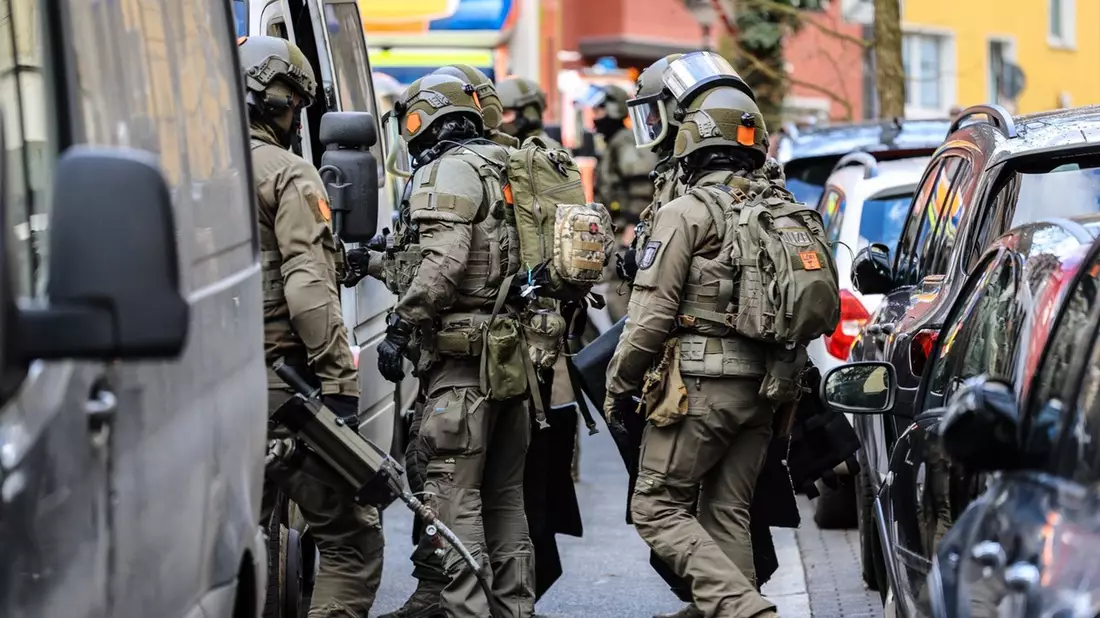 Schwerbewaffnete Sicherheitskräfte im Einsatz. Die Polizei hat einen Raubüberfall auf ein Werttransportunternehmen vereitelt. - Bild: Alex Talash/dpa